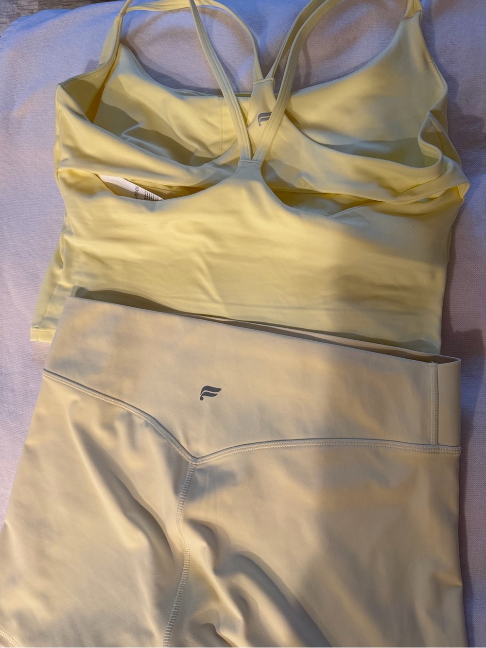 Fabletics Butter Yellow Set - Picture 4 of 5